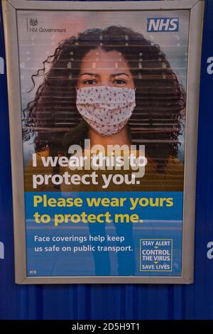 Poster presso una stazione della metropolitana di Londra, con indicazioni per mantenere una distanza sociale sicura a causa della pandemia di Coronavirus / Covid-19 a Londra, Inghilterra, Regno Unito Foto Stock