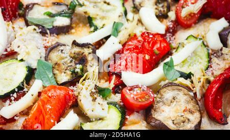 Italian fast food. Una deliziosa pizza calda tagliate a fette e servite sul piatto di legno con ingredienti, vista ravvicinata. Menu foto. Foto Stock