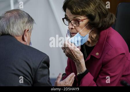 Washington, Stati Uniti. 13 ottobre 2020. Lindsey Graham (R-SC), presidente del Comitato giudiziario del Senato, parla con la Sen. Dianne Feinstein (D-CA), membro della classifica, durante il secondo giorno dell'audizione di conferma della Corte Suprema per il giudice Amy Coney Barrett a Capitol Hill martedì 13 ottobre 2020 a Washington, DC. Barrett è stato nominato dal presidente Donald Trump per riempire il posto vacante lasciato da Justice Ruth Bader Ginsburg che è morto in settembre. Foto in piscina di Drew Angerer/UPI Credit: UPI/Alamy Live News Foto Stock