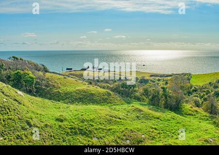 Una vista dalle colline sopra Anvil Point Faro vicino Swanage Dorset Foto Stock