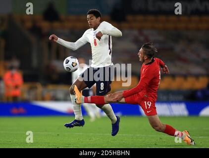 L'Inghilterra Jude Bellingham (a sinistra) e la Turchia Serkan Asan battaglia per la palla durante la UEFA Euro 2021 Under-21 Qualifying Group 3 match a Molineux, Wolverhampton. Foto Stock