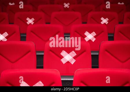 Segni di posti alternativi per la distanza sociale al cinema per proteggere da Corona Virus (COVID-19), sociale. Nuovo stile di vita normale Foto Stock