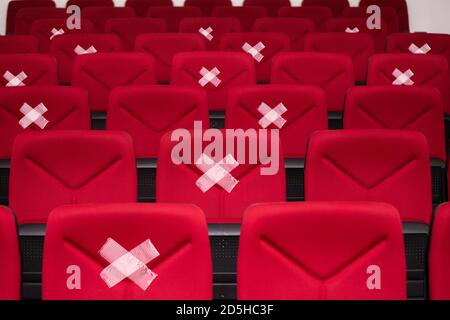 Segni di posti alternativi per la distanza sociale al cinema per proteggere da Corona Virus (COVID-19), sociale. Nuovo stile di vita normale Foto Stock