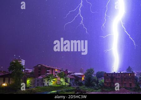 tempesta di fulmini durante una notte invernale Foto Stock