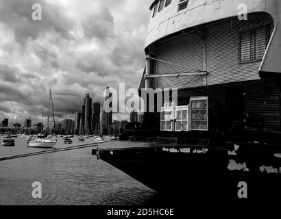 Attraccato traghetto sul lago Michigan con grattacieli e yacht in Lo sfondo Foto Stock