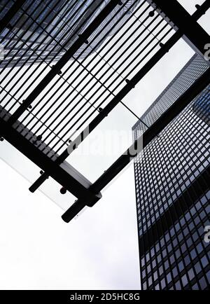 Trump Tower e Langham Hotel, Chicago. Vista ad angolo basso attraverso le tettoie. Grattacieli Abstract in bianco e nero. Foto Stock