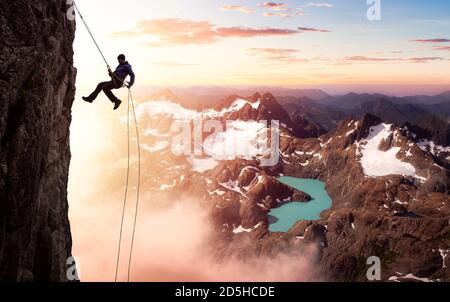 Epico avventuroso Extreme Sport composito di Rock Climbing Man Rappelling Foto Stock