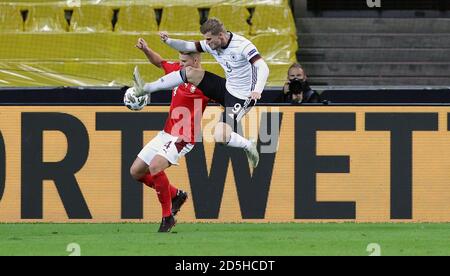 Colonia, Germania. Football, Soccer: UEFA NATIONS LEAGUE, Landerspiel Nationalmannschaft Germany, GER - Switzerland, sui duelli, Timo Werner versus Nico Elvedi | Usage worldwide Credit: dpa/Alamy Live News 2020 13.10.2020 Foto Stock