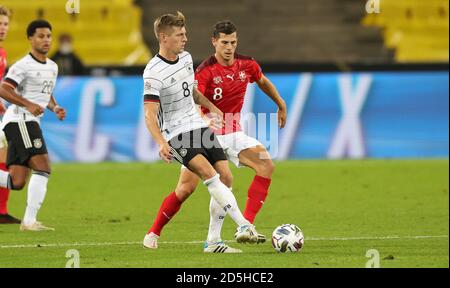 Colonia, Germania. 14 ottobre 2020. Firo: 13.10.2020 Calcio, Calcio: UEFA NATIONS LEAGUE, Landerspiel Nationalmannschaft Germania, GER - Svizzera, sui duelli. Toni Kroos versus Remo Freuler | Usage worldwide Credit: dpa/Alamy Live News Foto Stock