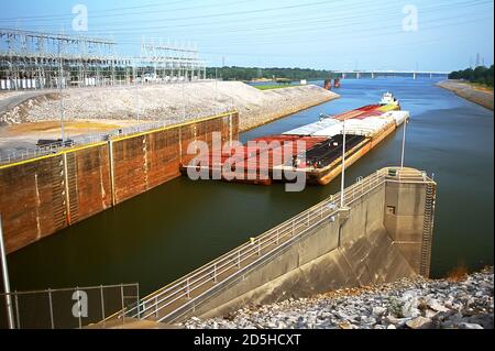 Serratura e siti di diga sul fiume Mississippi permette per le chiatte per navigare Foto Stock