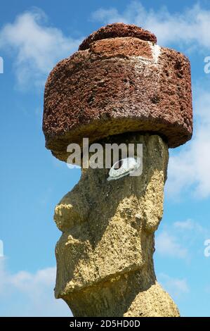 Vista laterale della testa e della faccia di un Moai sull'Isola di Pasqua, Rapa Nui. Complesso cerimoniale di AHA Tahai. Questo Moai, Ko te Riku, è l'unico con dipinto Foto Stock