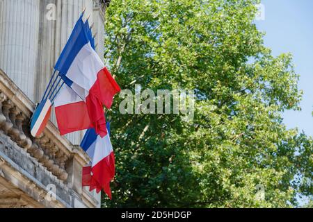 LILLE, FRANCIA - 19 luglio 2013. Vere bandiere francesi che sventolano. Bandiere nazionali francesi fuori da un edificio storico a Lille, Francia Foto Stock