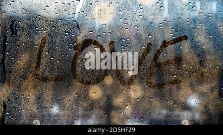 cuore disegnato su una finestra bagnata dalla pioggia Foto Stock