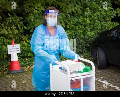 HARPENDEN, Regno Unito - 05 ottobre 2020. Infermiere che indossa dispositivi di protezione individuale (PPE) presso un centro di test Coronavirus o COVID-19, Regno Unito Foto Stock