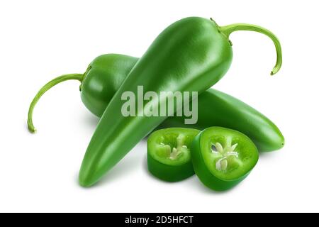 pepe di jalapeno isolato su sfondo bianco. Peperoncino verde con percorso di ritaglio e piena profondità di campo. Foto Stock