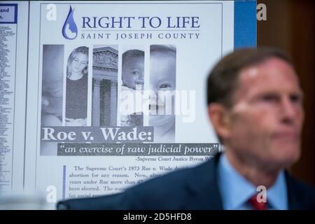 Washington, DC, Stati Uniti. 13 ottobre 2020. Il senatore democratico del Connecticut Richard Blumenthal visualizza una lettera anti-aborto che il giudice nominato dalla Corte Suprema Amy Coney Barrett ha firmato durante la sua audizione di conferma davanti al Comitato giudiziario del Senato nel palazzo degli uffici del Senato Hart a Washington, DC, USA, 13 ottobre 2020. Il presidente DEGLI STATI UNITI Donald J. Trump ha nominato Barrett per riempire il posto vacante Justice Ruth Bader Ginsburg lasciato quando è morto il 18 settembre 2020. (Foto di Pool/Sipa USA) Credit: Sipa USA/Alamy Live News Foto Stock