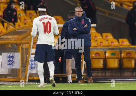 Wolverhampton, Regno Unito. 13 ottobre 2020. Inghilterra il manager U21 Aidy Boothroyd parla con Callum Hudson-Odoi dell'Inghilterra durante la partita del Campionato europeo Under-21 di qualificazione Gruppo 3 dell'UEFA 2021 tra l'Inghilterra U21 e la Turchia U21 al Molineux Stadium il 13 ottobre 2020 a Wolverhampton, Inghilterra. (Foto di Daniel Chesterton/phcimages.com) Credit: PHC Images/Alamy Live News Foto Stock