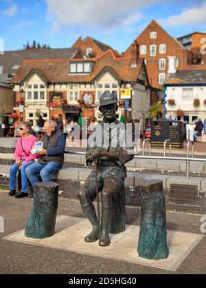 Statua di Robert Baden-Powell, fondatore di Scouting, dello scultore David Annand, Poole Quay, Poole, Dorset. Foto Stock