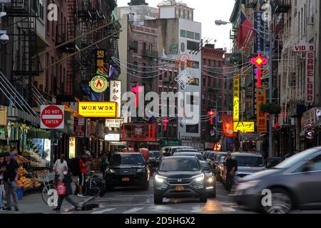 Una strada trafficata nella Chinatown di New York City Foto Stock