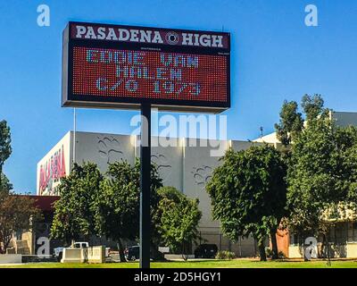 Pasadena, CA. 13 ottobre 2020. Pasadena High School onora il leggendario chitarrista Eddie Van Halen dopo il suo passaggio una settimana prima. Eddie era nella classe di laurea di 1973 a Pasadena High a Pasadena, California, il 13 ottobre 2020. Credit: Kevin Estrada/Media Punch/Alamy Live News Foto Stock