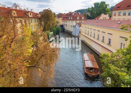 Praha: Certovka (canale del Diavolo), barca a Mala Strana, Lesser Town, Praha, Prag, Praga, ceco Foto Stock