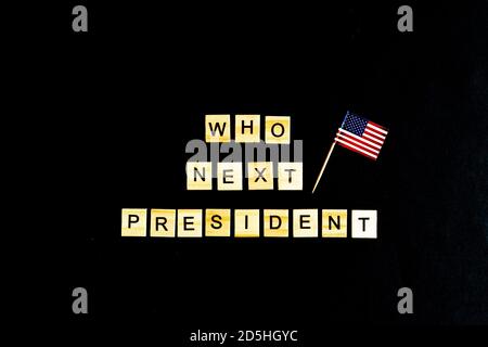 La frase che è il prossimo presidente americano - con una bandiera americana sullo sfondo. Una nuova corsa elettorale negli Stati Uniti. Primario. Candidati Foto Stock