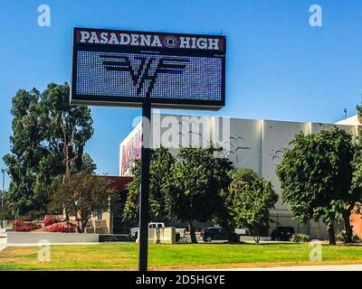 Pasadena, CA. 13 ottobre 2020. Pasadena High School onora il leggendario chitarrista Eddie Van Halen dopo il suo passaggio una settimana prima. Eddie era nella classe di laurea di 1973 a Pasadena High a Pasadena, California, il 13 ottobre 2020. Credit: Kevin Estrada/Media Punch/Alamy Live News Foto Stock