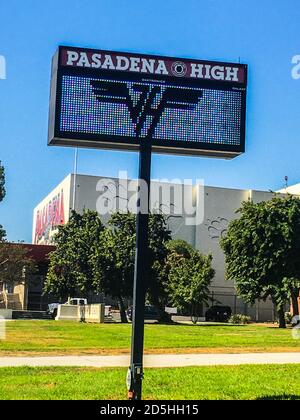 Pasadena, CA. 13 ottobre 2020. Pasadena High School onora il leggendario chitarrista Eddie Van Halen dopo il suo passaggio una settimana prima. Eddie era nella classe di laurea di 1973 a Pasadena High a Pasadena, California, il 13 ottobre 2020. Credit: Kevin Estrada/Media Punch/Alamy Live News Foto Stock