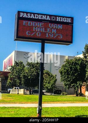 Pasadena, CA. 13 ottobre 2020. Pasadena High School onora il leggendario chitarrista Eddie Van Halen dopo il suo passaggio una settimana prima. Eddie era nella classe di laurea di 1973 a Pasadena High a Pasadena, California, il 13 ottobre 2020. Credit: Kevin Estrada/Media Punch/Alamy Live News Foto Stock