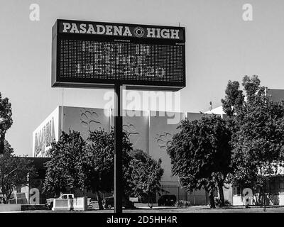 Pasadena, CA. 13 ottobre 2020. Pasadena High School onora il leggendario chitarrista Eddie Van Halen dopo il suo passaggio una settimana prima. Eddie era nella classe di laurea di 1973 a Pasadena High a Pasadena, California, il 13 ottobre 2020. Credit: Kevin Estrada/Media Punch/Alamy Live News Foto Stock