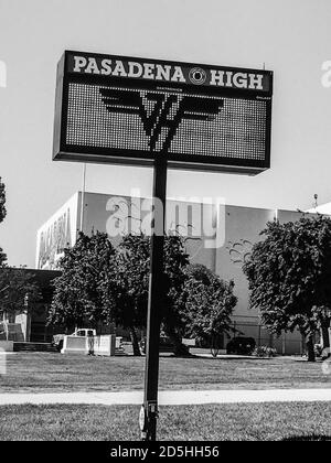 Pasadena, CA. 13 ottobre 2020. Pasadena High School onora il leggendario chitarrista Eddie Van Halen dopo il suo passaggio una settimana prima. Eddie era nella classe di laurea di 1973 a Pasadena High a Pasadena, California, il 13 ottobre 2020. Credit: Kevin Estrada/Media Punch/Alamy Live News Foto Stock