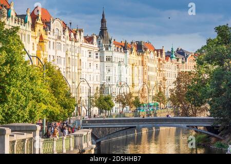 Praha: via Masarykovo nabrezi (Masaryk lungo il fiume), case in stile Liberty, fiume Vlatava braccio in nove Mesto, Città Nuova, Praha, Prag, Praga, ceco Foto Stock