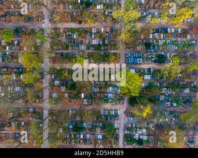 Veduta aerea dall'alto del cimitero d'autunno Foto Stock