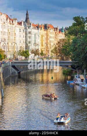 Praha: via Masarykovo nabrezi (Masaryk lungo il fiume), case in stile Liberty, fiume Vlatava braccio in nove Mesto, Città Nuova, Praha, Prag, Praga, ceco Foto Stock