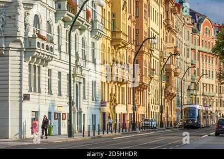 Praha: via Masarykovo nabrezi (strada lungo il fiume Masaryk), case in stile Liberty, tram a nove Mesto, Città Nuova, Praha, Praga, Praga, ceco Foto Stock