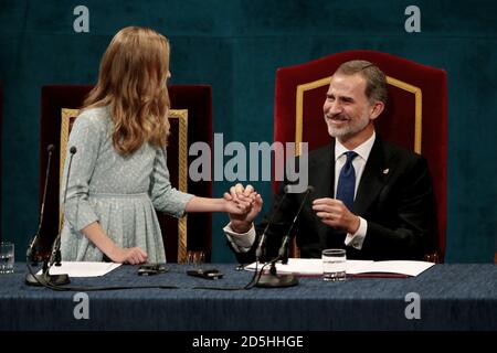 Oviedo, Spagna; 18/10/2019.- Archivio Foto. La Famiglia reale Spagnola, il Re Felipe VI, la Regina Letizia e l'Infanta Sofia accomspano la Principessa Leonor nella sua prima partecipazione ai premi che portano il suo nome. I premi della Principessa delle Asturie 2020 saranno assegnati senza un pubblico di massa. Re Felipe, la regina Letizia e Leonor arriveranno a Oviedo giovedì per la cerimonia di premiazione che si terrà questo venerdì. A causa della pandemia del COVID-19 e questa volta il Teatro Campoamor non sara' il luogo per la cerimonia, ma la Sala Covadonga dell'hotel la Reconquista sara' il luogo dove i re lo faranno Foto Stock