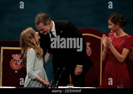 Oviedo, Spagna; 18/10/2019.- Archivio Foto. La Famiglia reale Spagnola, il Re Felipe VI, la Regina Letizia e l'Infanta Sofia accomspano la Principessa Leonor nella sua prima partecipazione ai premi che portano il suo nome. I premi della Principessa delle Asturie 2020 saranno assegnati senza un pubblico di massa. Re Felipe, la regina Letizia e Leonor arriveranno a Oviedo giovedì per la cerimonia di premiazione che si terrà questo venerdì. A causa della pandemia del COVID-19 e questa volta il Teatro Campoamor non sara' il luogo per la cerimonia, ma la Sala Covadonga dell'hotel la Reconquista sara' il luogo dove i re lo faranno Foto Stock