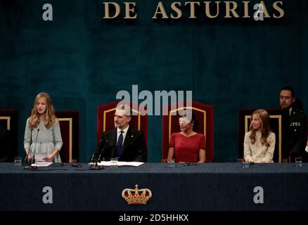 Oviedo, Spagna; 18/10/2019.- Archivio Foto. La Famiglia reale Spagnola, il Re Felipe VI, la Regina Letizia e l'Infanta Sofia accomspano la Principessa Leonor nella sua prima partecipazione ai premi che portano il suo nome. I premi della Principessa delle Asturie 2020 saranno assegnati senza un pubblico di massa. Re Felipe, la regina Letizia e Leonor arriveranno a Oviedo giovedì per la cerimonia di premiazione che si terrà questo venerdì. A causa della pandemia del COVID-19 e questa volta il Teatro Campoamor non sara' il luogo per la cerimonia, ma la Sala Covadonga dell'hotel la Reconquista sara' il luogo dove i re lo faranno Foto Stock