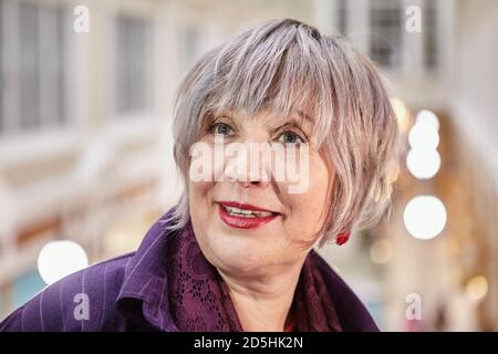 Anziana signora in un centro commerciale, primo piano ritratto. Foto Stock