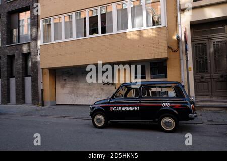 Auto su Antwerp Street Foto Stock