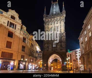 Praha: Torre delle polveri (Prašná brána) a stare Mesto, Città Vecchia, Praha, Prag, Praga, Ceco Foto Stock