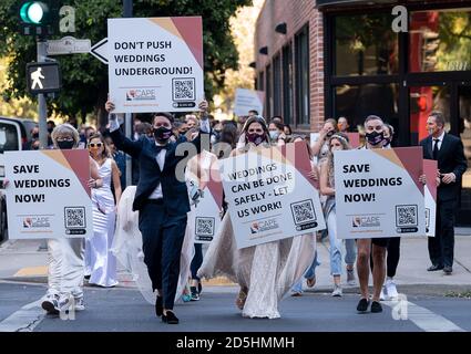 Sacramento, California, Stati Uniti. 13 ottobre 2020. I membri di (CAPE) California Association for Private Events e professionisti dell'evento vestiti con abiti da sposa e tuxedos marciano nella capitale dello stato lasciando che i legislatori statali sappiano che l'industria degli eventi deve essere riconosciuta per una riapertura sicura martedì 13 ottobre 2020 a Sacramento. Credit: Paul Kitagaki Jr./ZUMA Wire/Alamy Live News Foto Stock