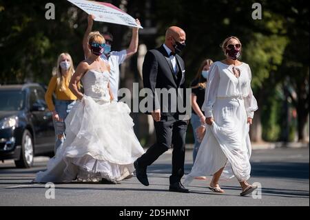 Sacramento, California, Stati Uniti. 13 ottobre 2020. I membri di (CAPE) California Association for Private Events e professionisti dell'evento vestiti in abiti da sposa e tuxedos marzo attraversare L strada come marciano alla capitale dello stato lasciando i legislatori statali sapere che l'industria degli eventi deve essere riconosciuta per una riapertura sicura martedì, ottobre 13, 2020 a Sacramento. Credit: Paul Kitagaki Jr./ZUMA Wire/Alamy Live News Foto Stock