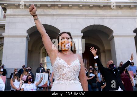 Sacramento, California, Stati Uniti. 13 ottobre 2020. Erin Bianchi di San Diego, membri della (CAPE) California Association for Private Events and Event Professionals vestiti con abiti da sposa e tuxedos sensibilizzare i legislatori statali sul fatto che l'industria degli eventi deve essere riconosciuta per una riapertura sicura martedì 13 ottobre 2020 a Sacramento. Credit: Paul Kitagaki Jr./ZUMA Wire/Alamy Live News Foto Stock