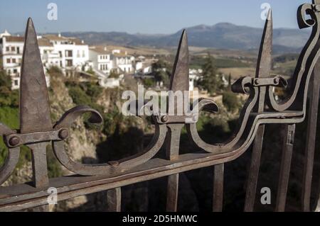 Ronda, España, Hiszpania, Spagna, Spanien; un frammento di una recinzione in ferro battuto. Un fragmento de una valla de hierro forjado. 鐵鍛造的籬芭的片段。 Foto Stock