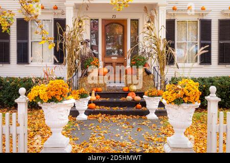 Portico anteriore in autunno, Woodstock, Vermont, Stati Uniti Foto Stock