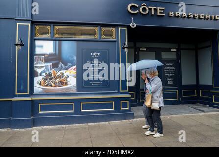 Londra, Gran Bretagna. 13 ottobre 2020. Il 13 ottobre 2020 passerete accanto a un ristorante temporaneamente chiuso a Londra, in Gran Bretagna. Il tasso di disoccupazione britannico è salito ad un massimo di tre anni al 4.5 per cento da giugno ad agosto 2020 come il mercato del lavoro del paese ha continuato ad essere colpito significativamente dalla pandemia di COVID-19, che si prevede di rendere più persone senza lavoro in inverno, il British Office for National Statistics (ONS) ha detto Martedì. Credit: Han Yan/Xinhua/Alamy Live News Foto Stock