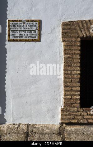 Ronda, España, Hiszpania, Spagna, Spagnolo; Iglesia de Nuestra Señora de la Merced; lapide in onore di Santa Teresa di Gesù. Foto Stock