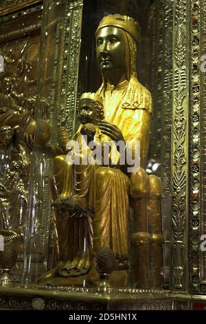 España, Hiszpania, Spagna, Spanien; España, Vergine di Montserrat - una figura dietro una copertura di vetro. Virgen de Montserrat; Madonna z Montserrat Foto Stock