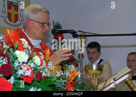 Ostrzeszów, Polska, Polonia; Mons. Teofil Wilski - Vescovo ausiliare di Kalisz durante la celebrazione della Santa Messa Biskup pomocniczy kaliski Foto Stock